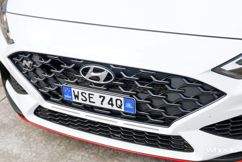 2021_Hyundai_i30_N_hatchback_polar_white_detail_front_grille.jpg