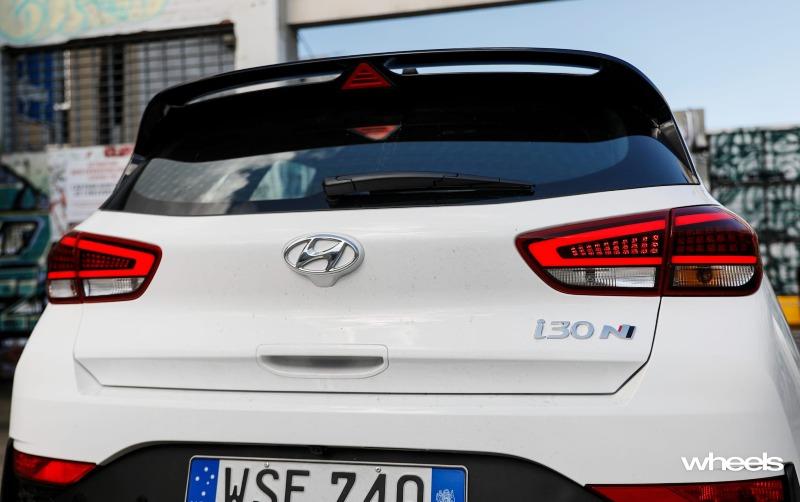 2021_Hyundai_i30_N_hatchback_polar_white_detail_tailgate.jpg
