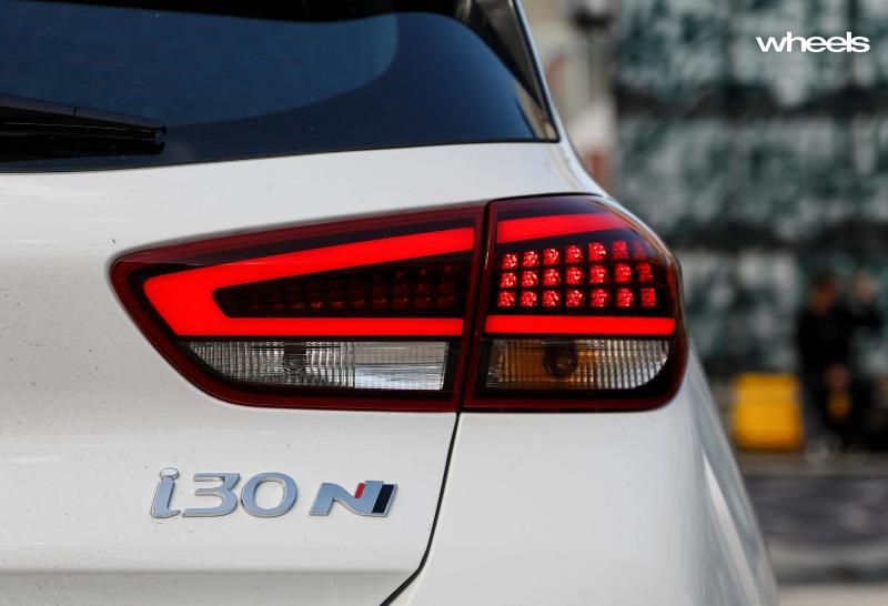2021_Hyundai_i30_N_hatchback_polar_white_detail_taillight.jpg