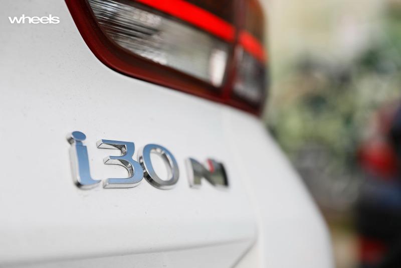 2021_Hyundai_i30_N_hatchback_polar_white_detail_rear_badge.jpg