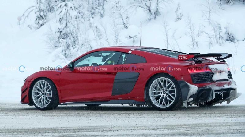 audi-r8-ultimate-rwd-side-view-spy-photo (8).jpg