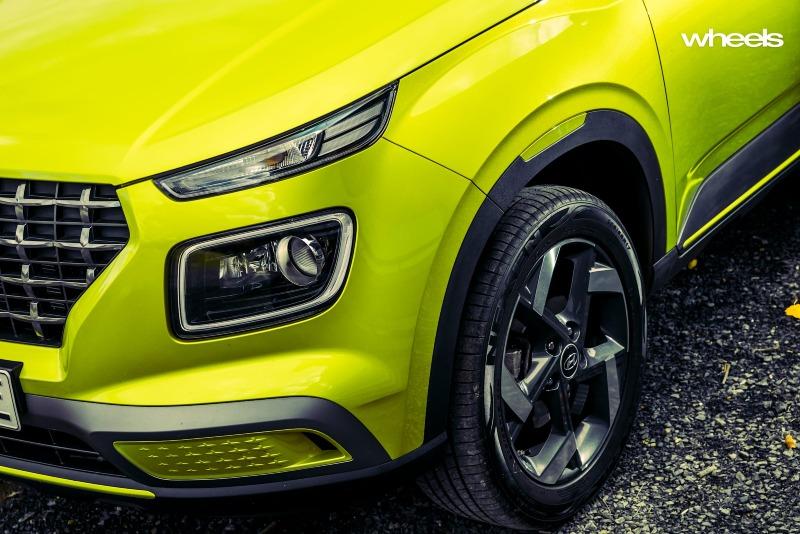 2020_Hyundai_Venue_Elite_Acid_Yellow_Australia_detail_front_fender_ABrook.jpg