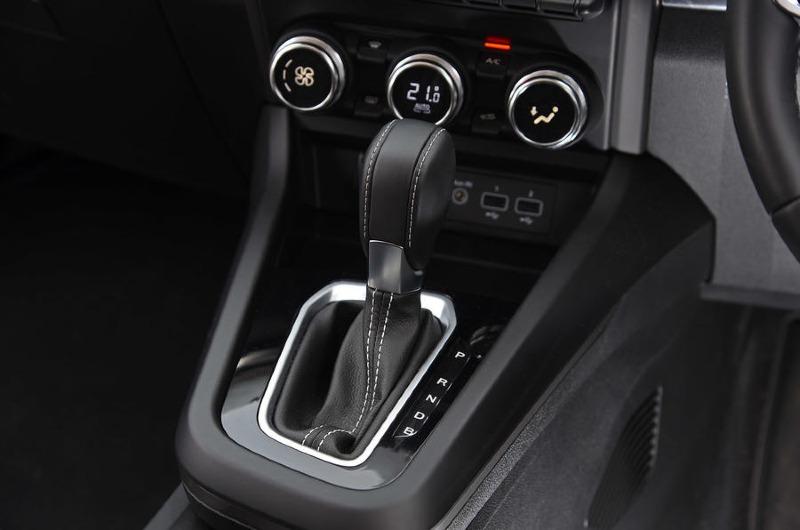 13-renault-arkana-2022-long-term-review-gearstick.jpg