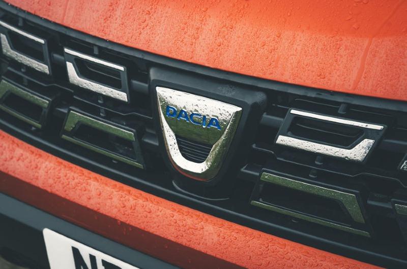 6-dacia-duster-2x4-2022-uk-first-drive-review-nose-badge.jpg