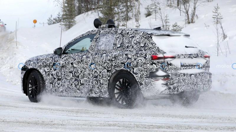 2023-audi-q6-e-tron-new-spy-shots-on-snow-wearing-production-headlights-and-taillights (7).jpg