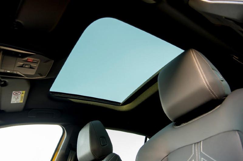 20-vahxuall-astra-2022-european-first-drive-sunroof.jpg