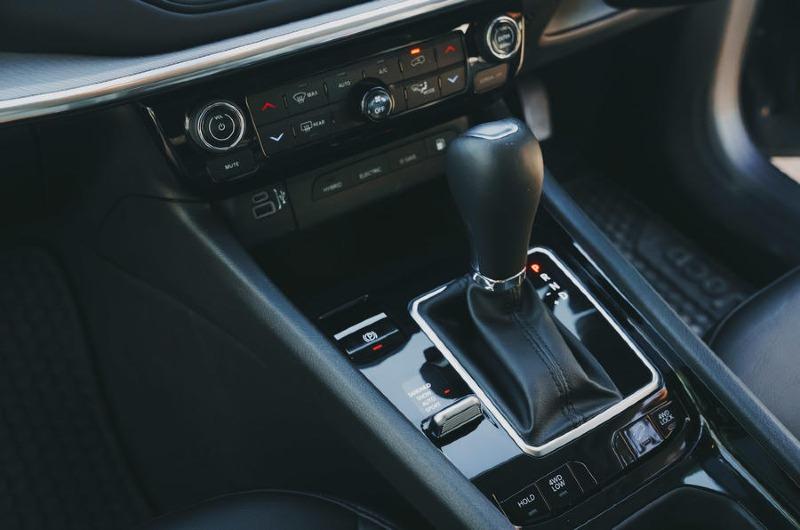 15-jeep-compass-4xe-2022-road-test-review-gearstick.jpg