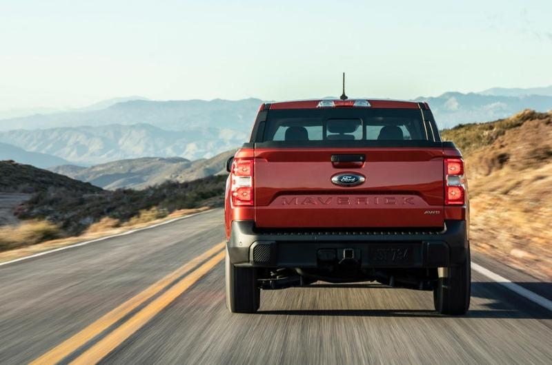 15-ford-maverick-2l-ecoboost-2022-review-tracking-rear-end.jpg