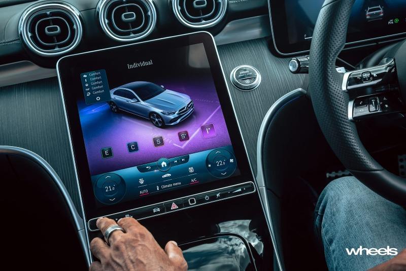 2022_Mercedes-Benz_C300_Spectral_Blue_Metallic_Australia_interior_infotainment_screen_06.jpg