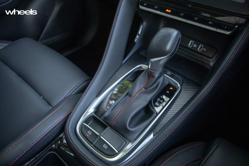 2022_MG_ZST_Brighton_Blue_interior_gear_selector_SRawlings.jpg