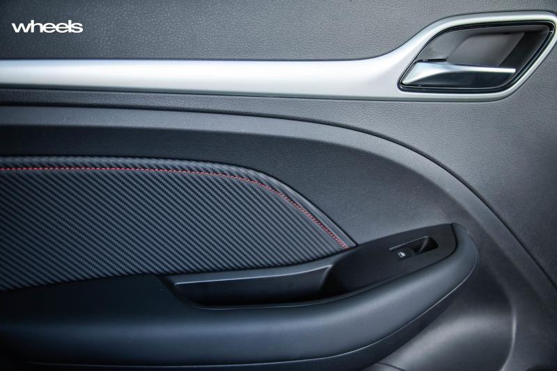 2022_MG_ZST_Brighton_Blue_interior_front_passenger_door_trim_SRawlings.jpg