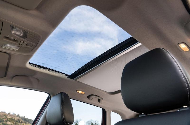 18-suzuki-vitara-full-hybrid-2022-uk-first-drive-review-sunroof.jpg