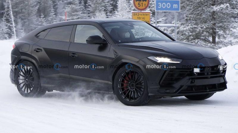 lamborghini-urus-evo-in-snow-spy-shots-front-angle (2).jpg