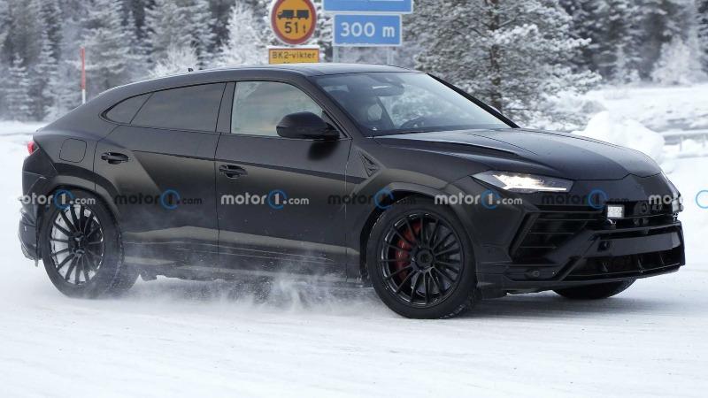 lamborghini-urus-evo-in-snow-spy-shots-front-angle (3).jpg