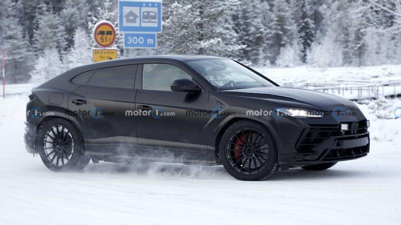 lamborghini-urus-evo-in-snow-spy-shots-side.jpg