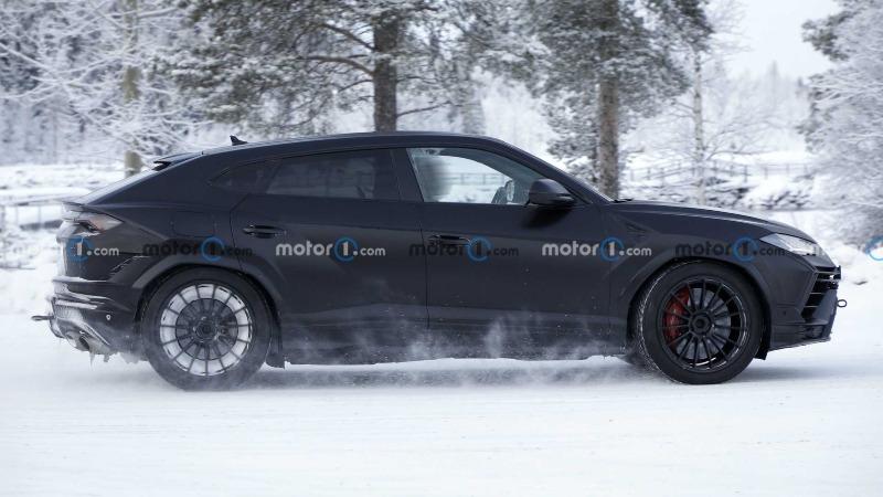 lamborghini-urus-evo-in-snow-spy-shots-side (1).jpg