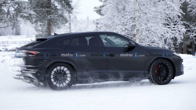 lamborghini-urus-evo-in-snow-spy-shots-side (2).jpg