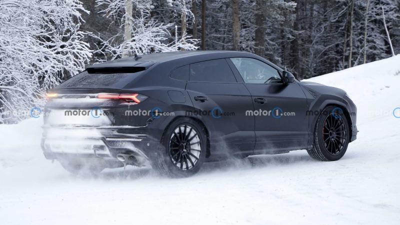 lamborghini-urus-evo-in-snow-spy-shots-rear-angle (1).jpg