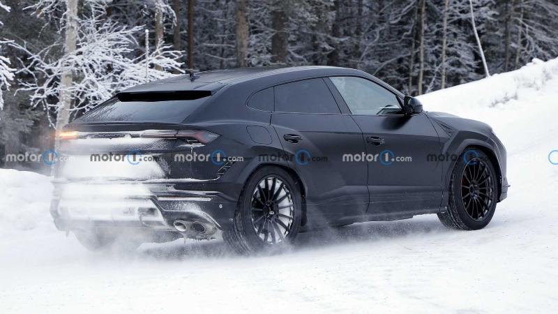 lamborghini-urus-evo-in-snow-spy-shots-rear-angle (2).jpg