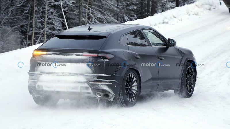 lamborghini-urus-evo-in-snow-spy-shots-back (1).jpg