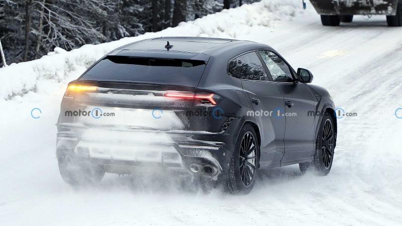 lamborghini-urus-evo-in-snow-spy-shots-back (2).jpg