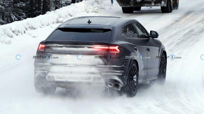 lamborghini-urus-evo-in-snow-spy-shots-back (3).jpg