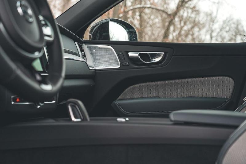 2022-volvo-xc60-b6-awd-r-design-129-1647011252.jpg