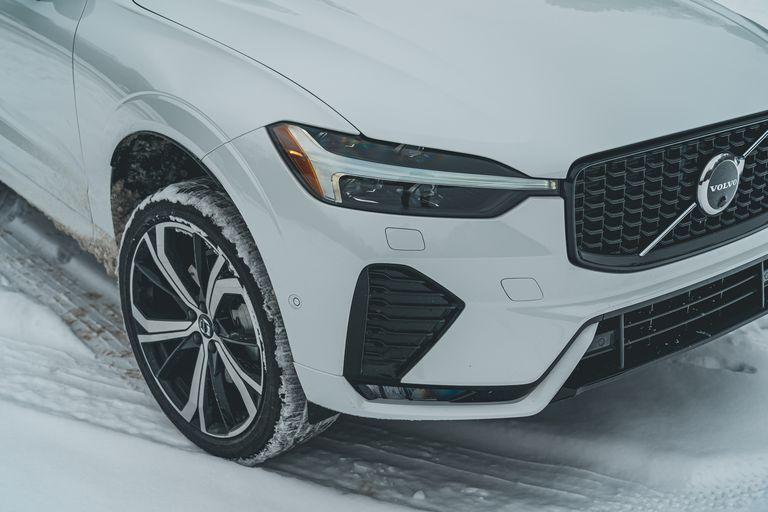 2022-volvo-xc60-b6-awd-r-design-135-1647011256.jpg