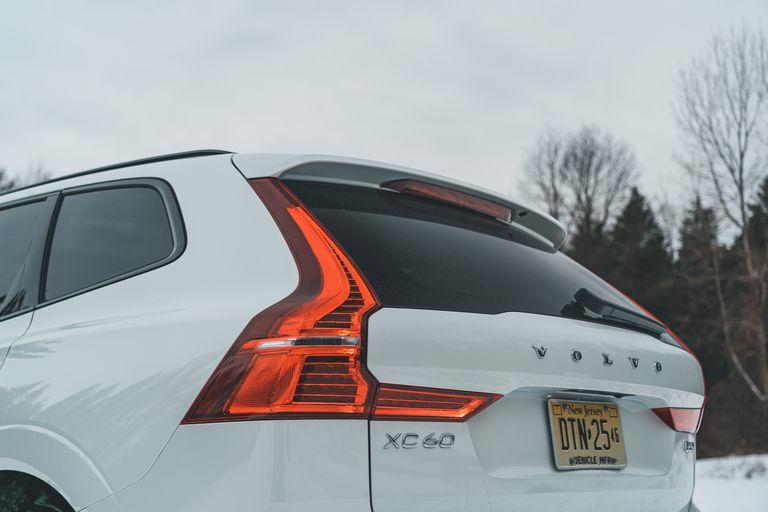 2022-volvo-xc60-b6-awd-r-design-136-1647011256.jpg
