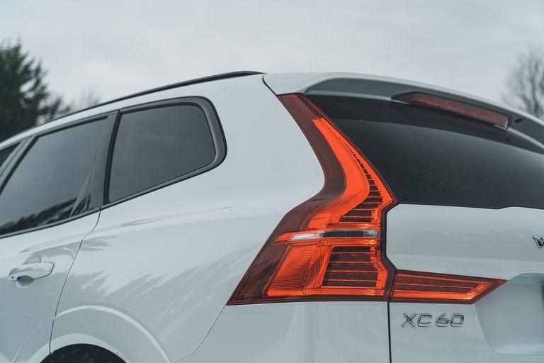 2022-volvo-xc60-b6-awd-r-design-137-1647011256.jpg