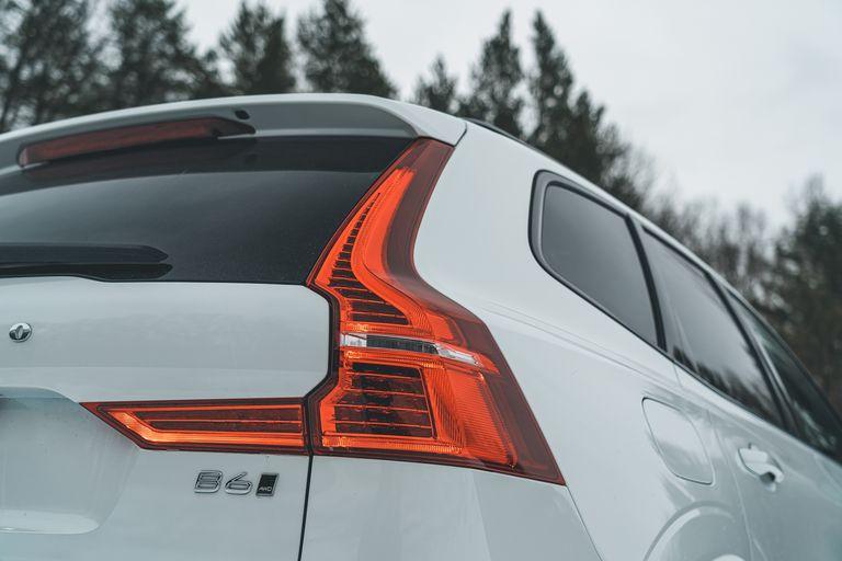 2022-volvo-xc60-b6-awd-r-design-138-1647011257.jpg
