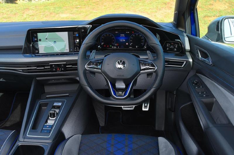 5_vw_golf_r_estate_dash.jpg