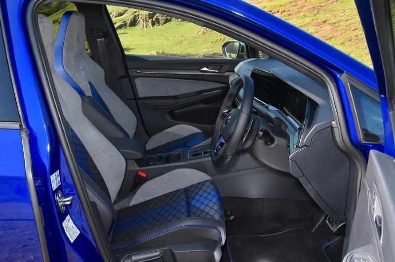 6_vw_golf_r_estate_frontseats.jpg
