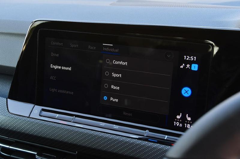 8_vw_golf_r_estate_screen.jpg