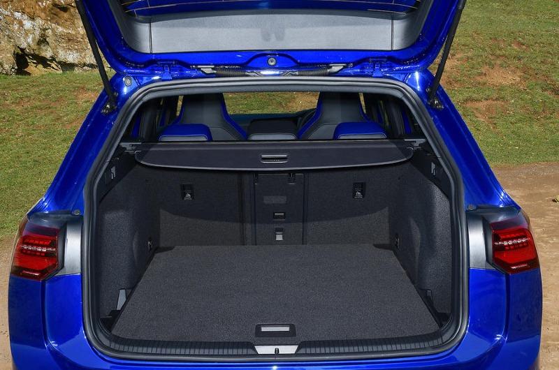 9_vw_golf_r_estate_boot.jpg