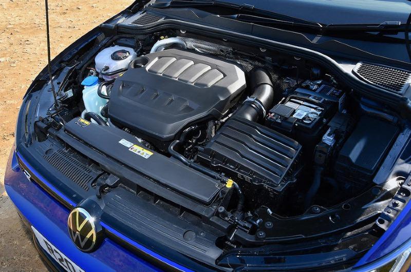 vw_golf_r_estate_engine.jpg