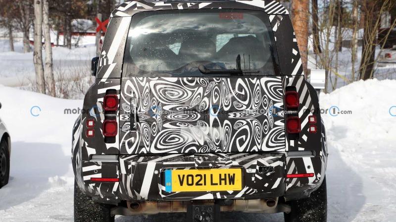 land-rover-defender-130-rear-view-spy-photo (4).jpg