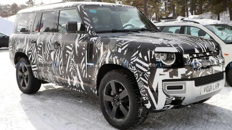 land-rover-defender-130-front-view-spy-photo (3).jpg