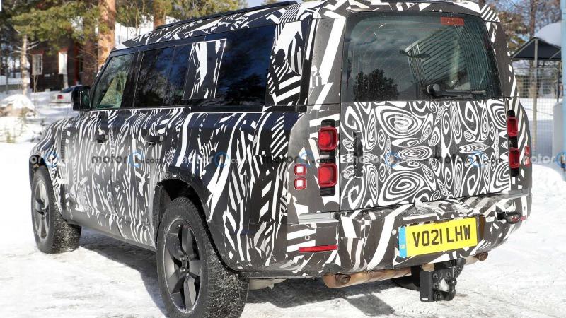 land-rover-defender-130-rear-view-spy-photo (5).jpg