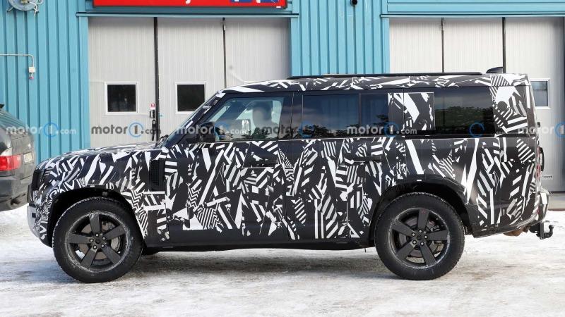 land-rover-defender-130-side-view-spy-photo (8).jpg