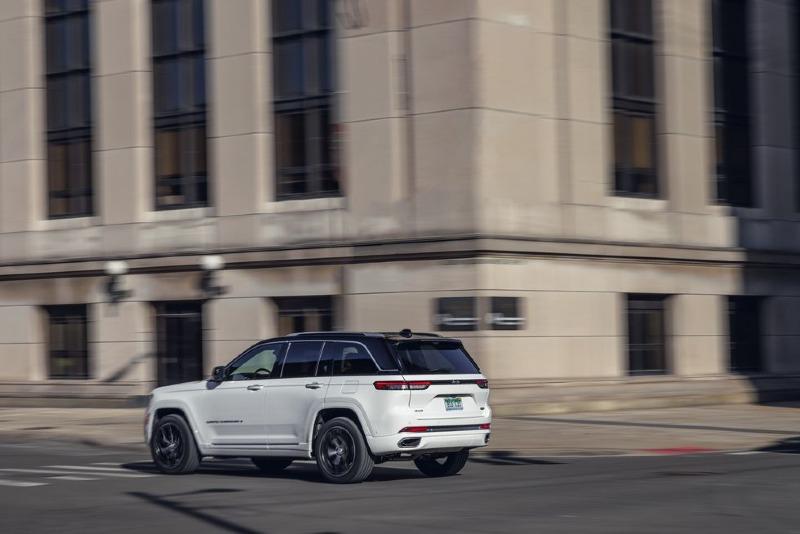 2022-jeep-grand-cherokee-summit-4x4-270-edit-1647403574.jpg
