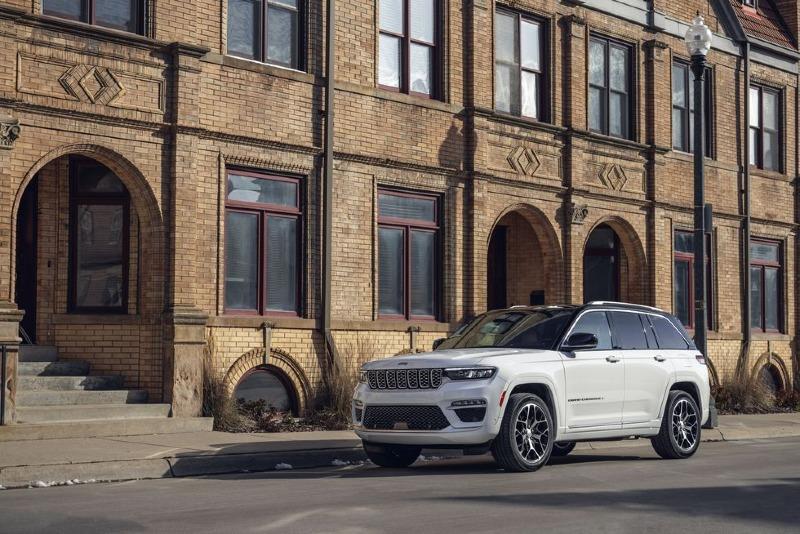 2022-jeep-grand-cherokee-summit-4x4-540-edit-1647403579.jpg