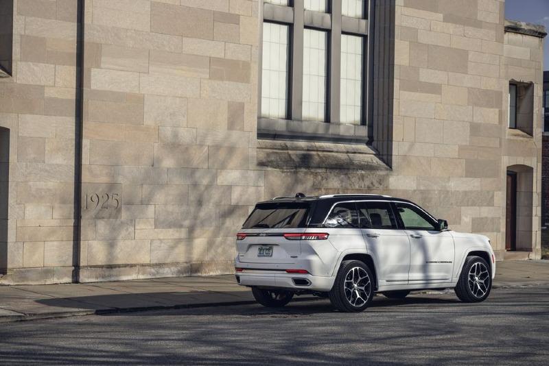 2022-jeep-grand-cherokee-summit-4x4-562-edit-1647403582.jpg