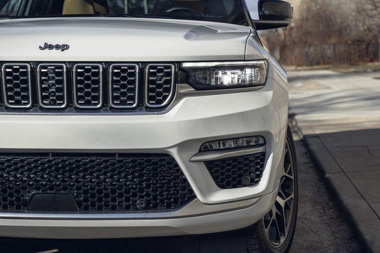 2022-jeep-grand-cherokee-summit-4x4-576-edit-1647403582.jpg