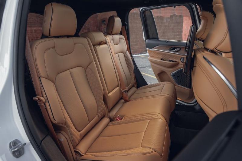 2022-jeep-grand-cherokee-summit-4x4-587-1647403584.jpg