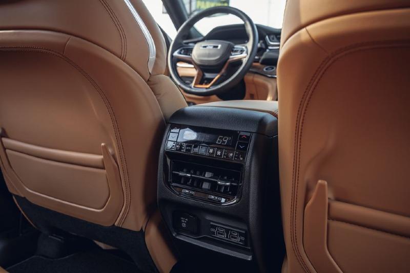 2022-jeep-grand-cherokee-summit-4x4-596-1647403586.jpg