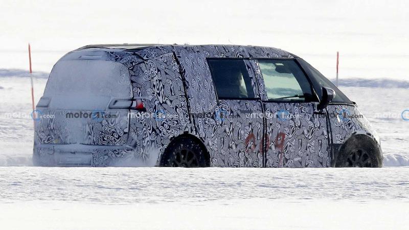 waymo-zeekr-robotaxi-cold-weather-spy-shots-back-angle (2).jpg