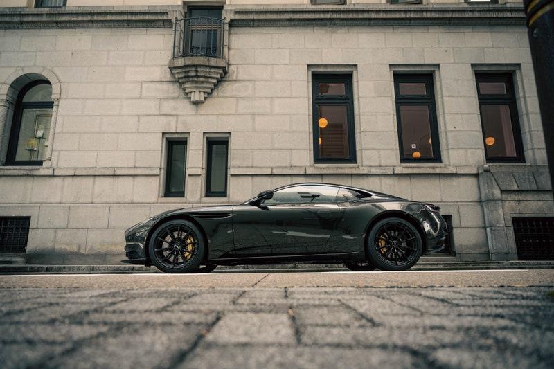 aston-martin-db11-v12-2.jpg