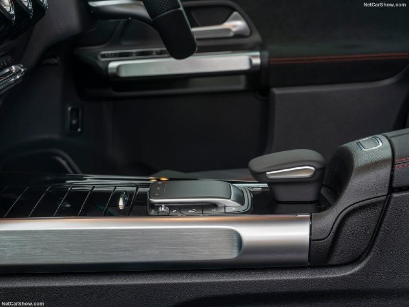 Mercedes-Benz-EQB_UK-Version-2022-1024-37.jpg