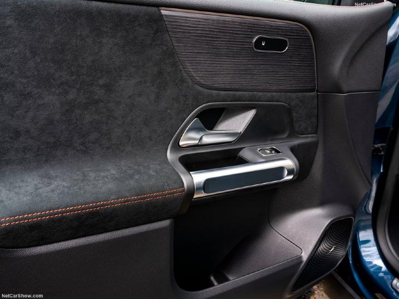 Mercedes-Benz-EQB_UK-Version-2022-1024-38.jpg